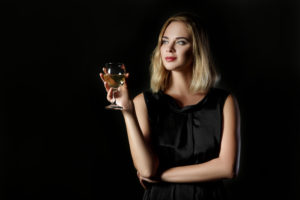 キャバ嬢のヘルプの仕事内容・給料情報・やってはいけない禁止行為を解説