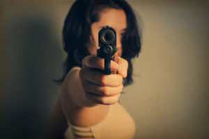 銃を構える女性