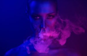 煙を噴かす女性画像