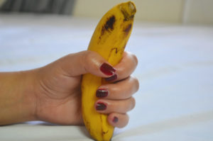 バナナを手コキ