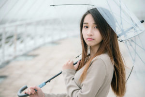 ビニール傘を指す女性